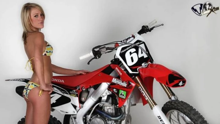 Sexy Bikers: Courtney, la moto e il divano