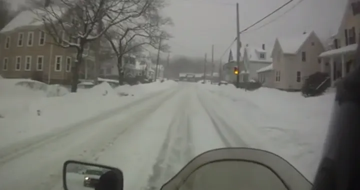 Honda Shadow VT500c sulla neve, con caduta [Video]