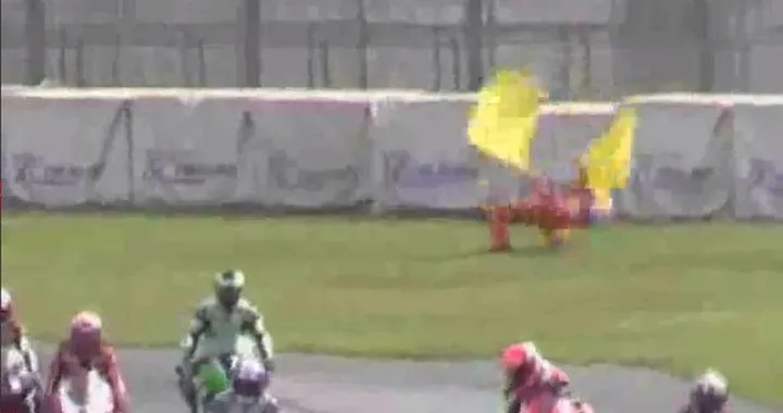 Video: Commissario di pista impazzito