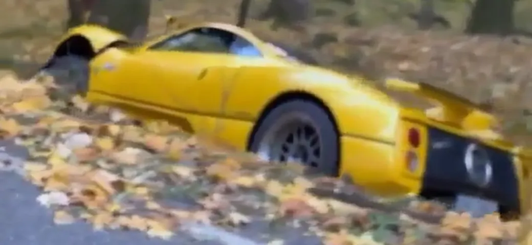 Una rarissima Pagani Zonda S va fuori strada a Praga [Video]