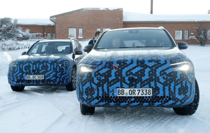 Mercedes-Benz: foto spia delle SUV elettriche EQA ed EQB