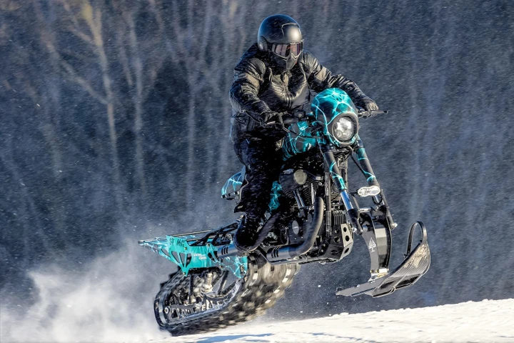 Da Harley-Davidson Sportster a dragster da neve [VIDEO]