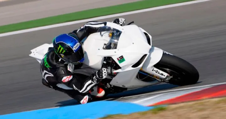 Superbike: Eugene Laverty nel team ufficiale Aprilia al fianco di Max Biaggi