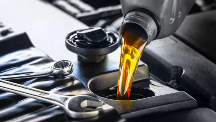 Crisi in Medio Oriente, l’olio motore scarseggia: prezzi triplicati