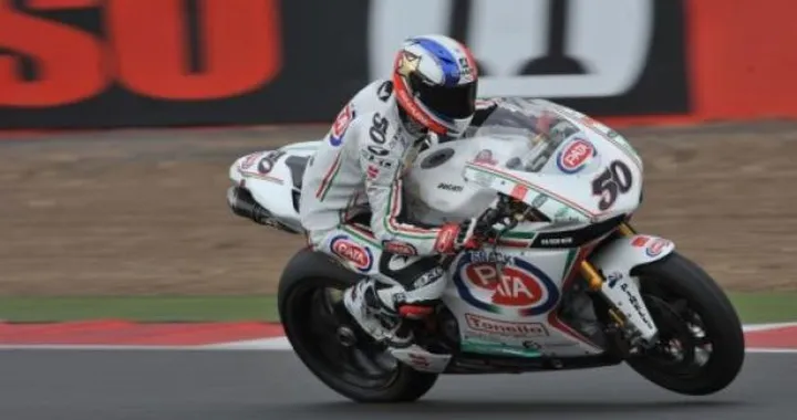 SBK Magny Cours, Gara1: vince Sylvain Guintoli in sella alla Ducati 1098! Biaggi subito a terra: Melandri e Sykes sul podio riaprono il Mondiale.