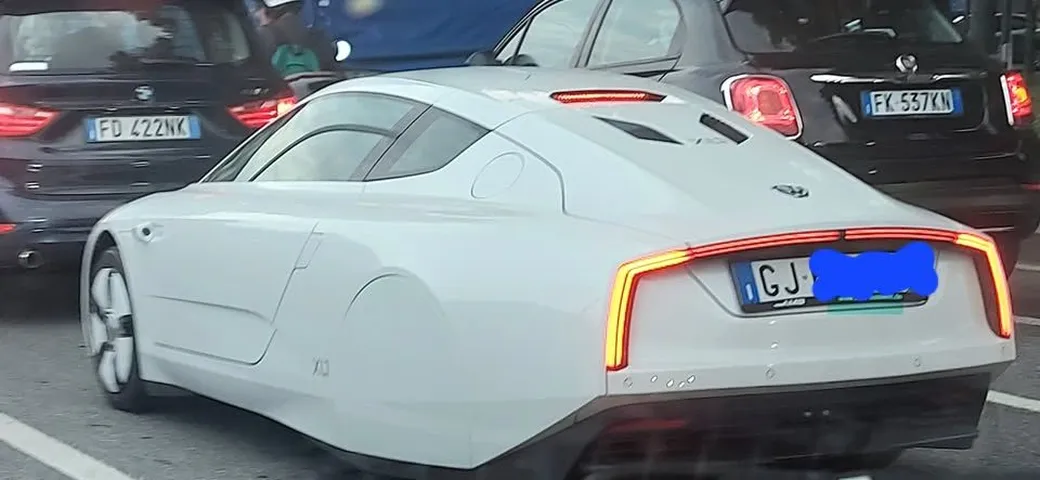 Più rara di una Ferrari Enzo, l'ibrida da 1 litro ogni 100 km