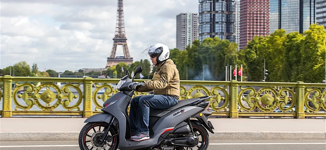 Peugeot Belville: la prova dello scooter del leone a Parigi