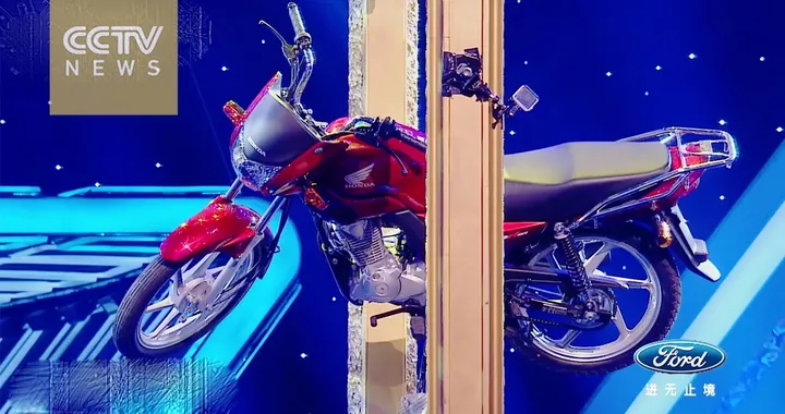 Moto sospesa nella cornice di un quadro