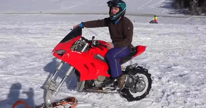 Matt Spears trasforma una Ducati Panigale V4 in motoslitta