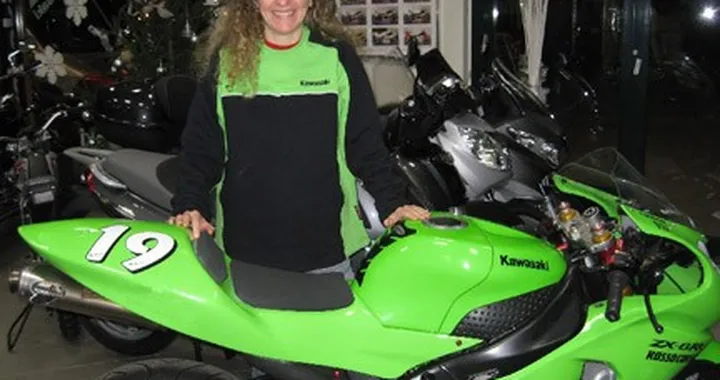 Chiara Valentini firma per la Kawasaki
