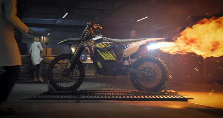 007 First Light: ecco perché la nuova Triumph avrà un lanciafiamme