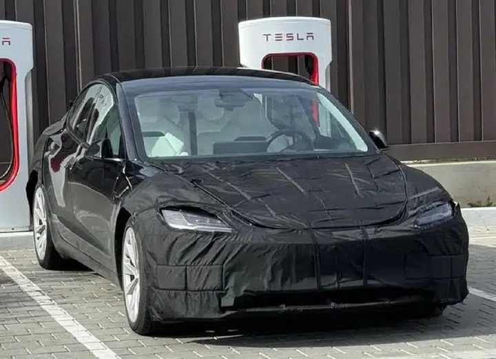 Tesla Model 3 Performance restyling: avvistato il prototipo [FOTO SPIA]