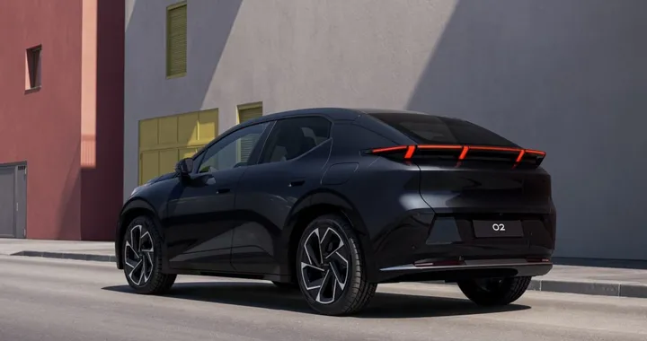 Lynk &amp; Co 02 si aggiorna: più qualità e tecnologia per il SUV elettrico