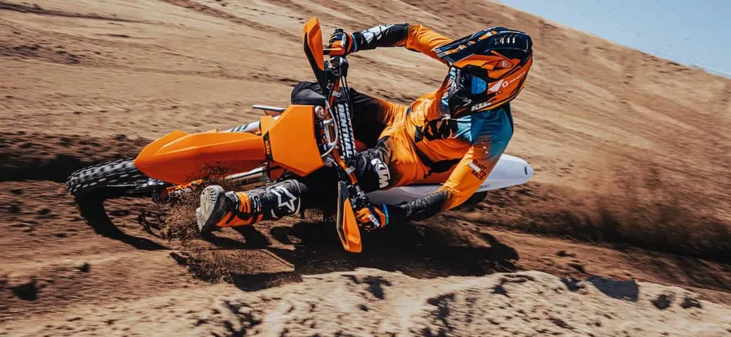 KTM presenta la nuova gamma SX 2023: caratteristiche, disponibilità e prezzi