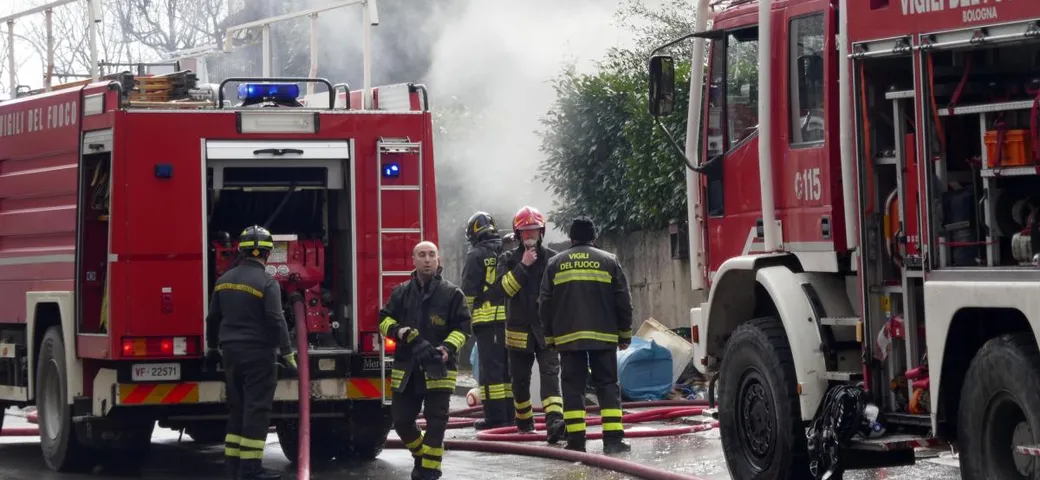 Camion prende fuoco in autostrada, 92.000 pulcini perdono la vita