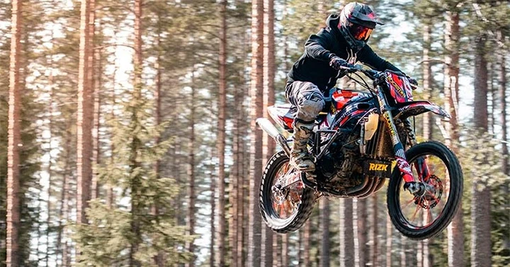 Stunt Freaks Team, salto di 52 metri con la Suzuki GSX-R 1000 da cross