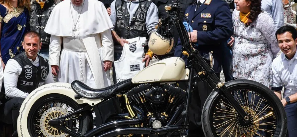 Papa Francesco riceve in dono una Harley-Davidson