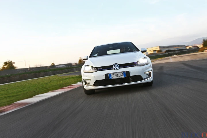 Volkswagen Golf GTE: la video prova su strada