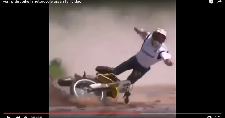 Vuole fare il campione con la moto da cross ma cade a terra [Video]