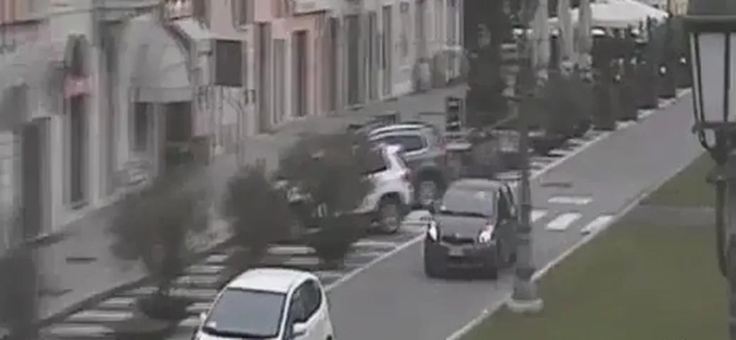 Inseguimento a Brescia: sperona un'auto con due bambini [Video]
