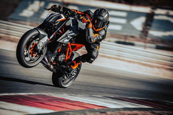 Nuova KTM 1290 Super Duke RR 2023: caratteristiche e prezzo