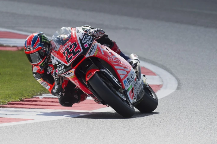 Moto2 Silverstone: Lowes in pole, Rabat KO