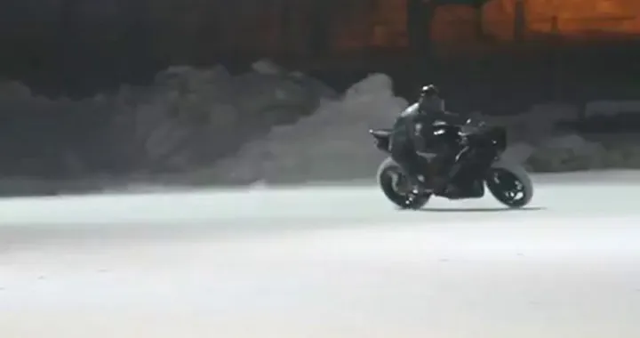 Yamaha R1 on Ice
