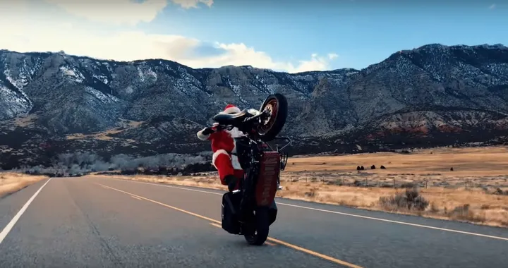 Babbo Natale: impennate e burnout con l'Harley Street Glide [Video]