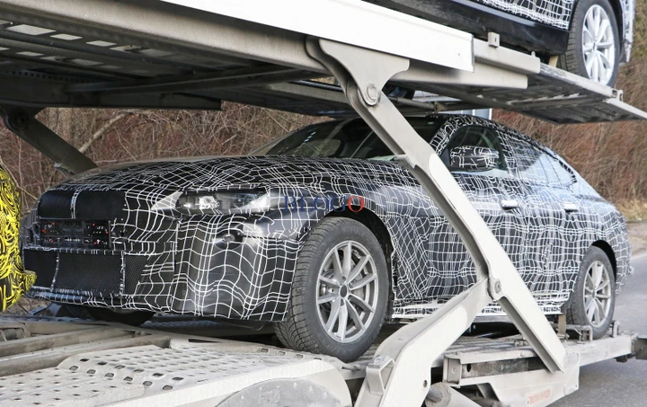 BMW i4: prime foto spia sulla bisarca