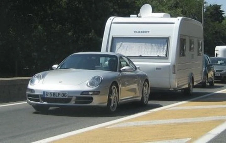 In campeggio con la Porsche