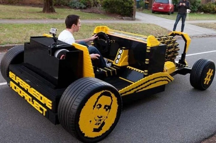 Cinque modellini Lego ispirati alle automobili