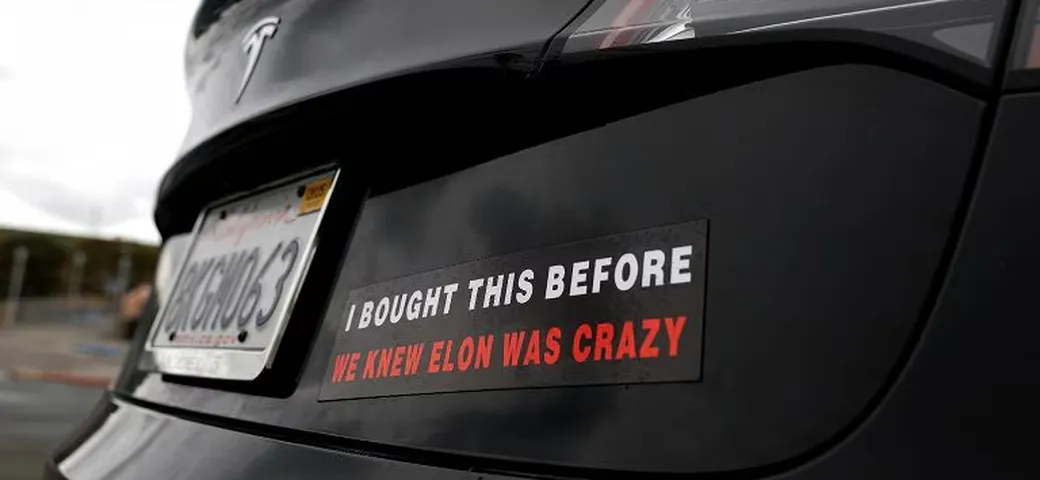 Per non venire vandalizzate, le Tesla si affidano agli adesivi
