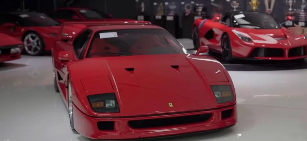 Un garage da sogno con Ferrari incredibili e altre auto da urlo | Video