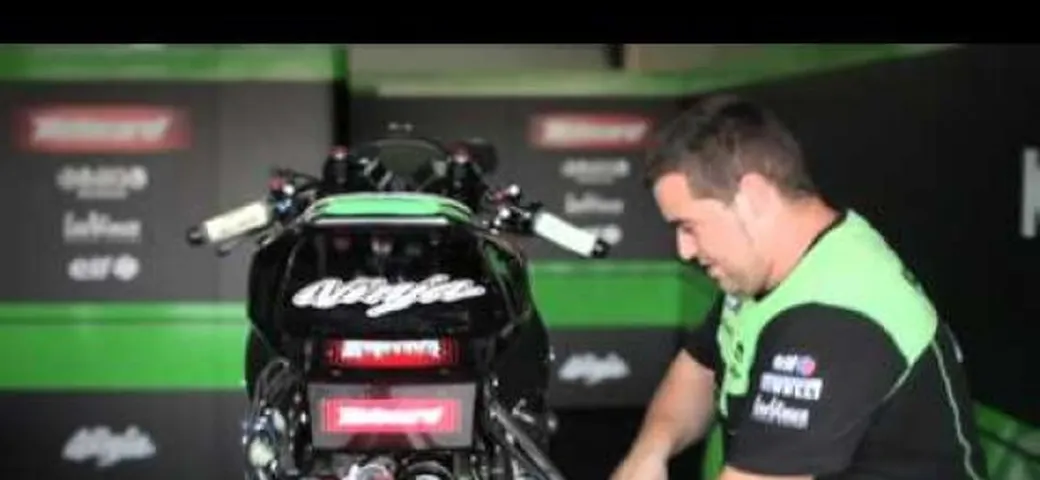 Kawasaki Racing Team Ninja ZX-10R Experience /video