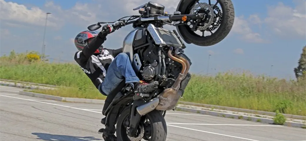 Yamaha XSR 700: il video-stunt dal gusto retrò