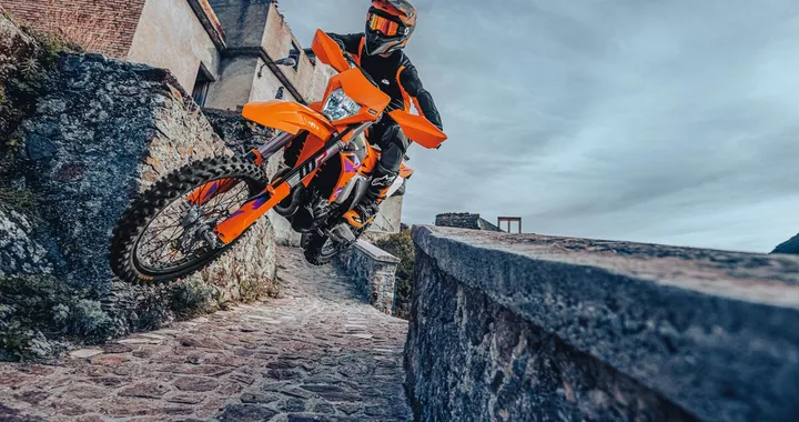 KTM EXC 2024: la moto da enduro si aggiorna con tante novità interessanti [FOTO]