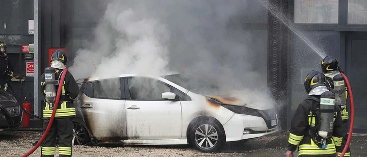 Auto elettrica in fiamme dopo essere finita sott'acqua