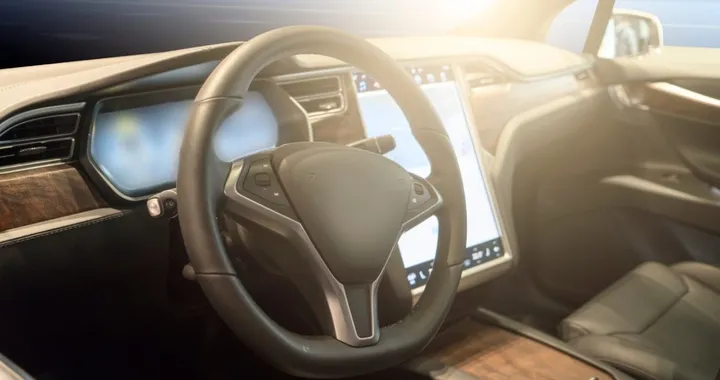 Nuova inchiesta coinvolge Tesla: l'indagine riguarda strani incidenti