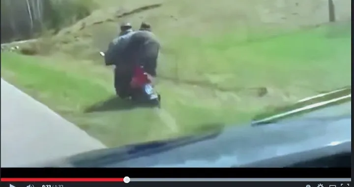 In scooter ubriachi, finiscono nel fossato [Video]