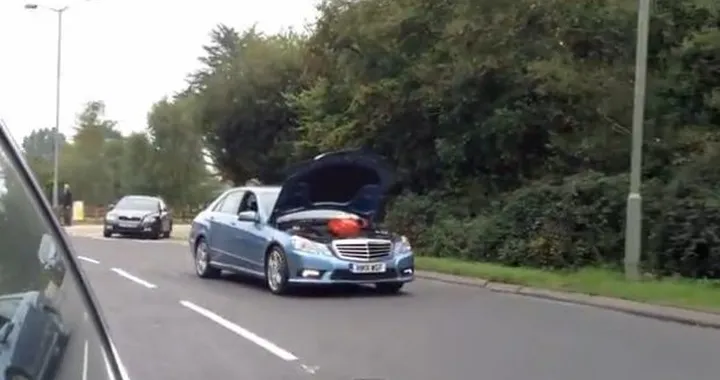 Mercedes Classe E: un esemplare viaggia a cofano aperto