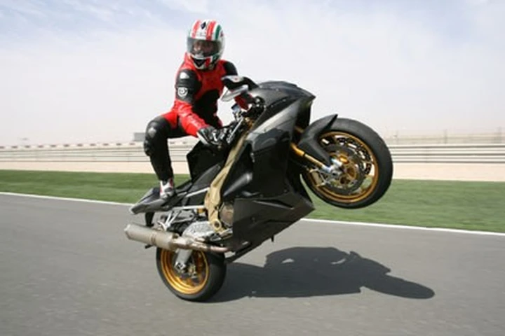 Prova RSV 1000 R - Factory, leggere differenze di guida