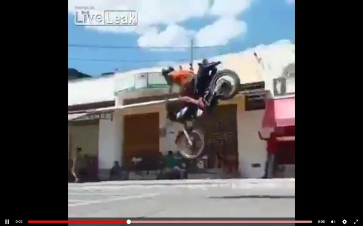 Caduta in moto dopo il salto dal trampolino [Video]