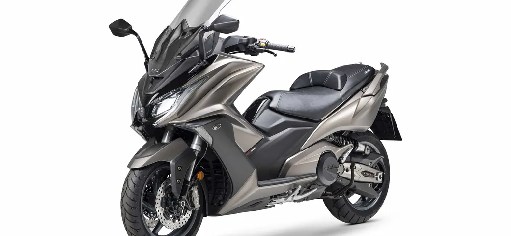 Kymco AK 550 ETS 2021, il maxi scooter sportivo si rinnova: foto, caratteristiche e prezzi