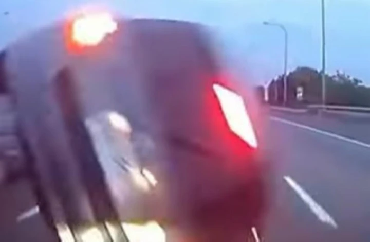 Incidente con ribaltamento in autostrada [Video]