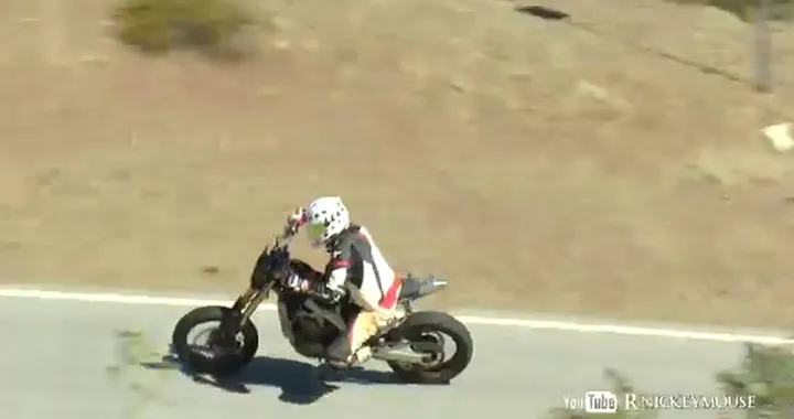 caduta con la Triumph