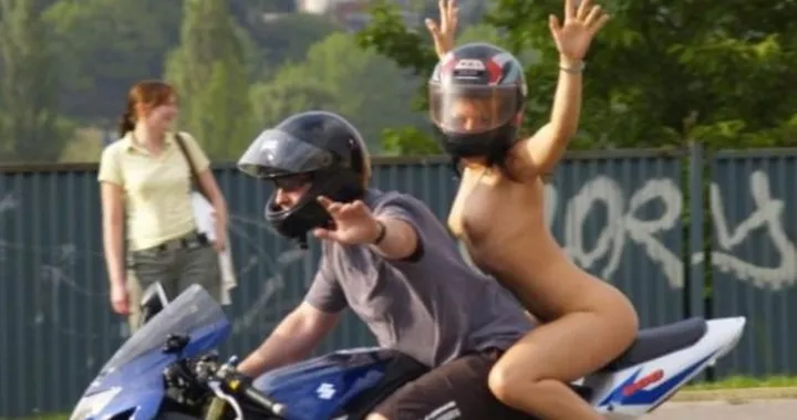 Foto del giorno: ci piacciono le naked
