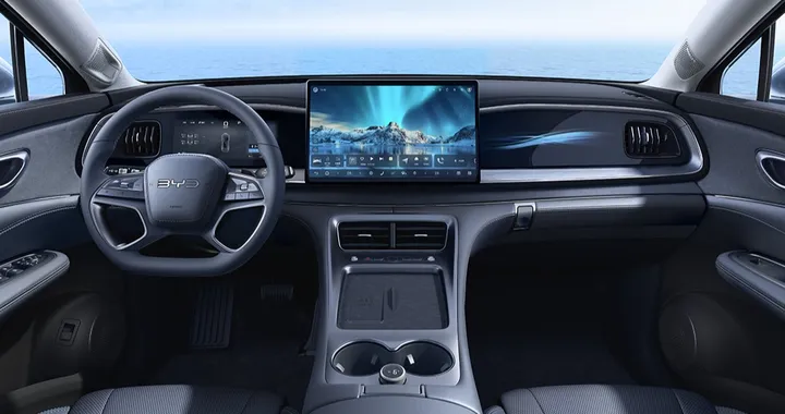 BYD Sealion 07 DM, con il suo abitacolo vuole rivoluzionare il settore