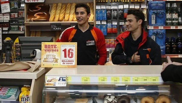 MotoGP: Marquez e Pedrosa al lavoro da un benzinaio Repsol [video]