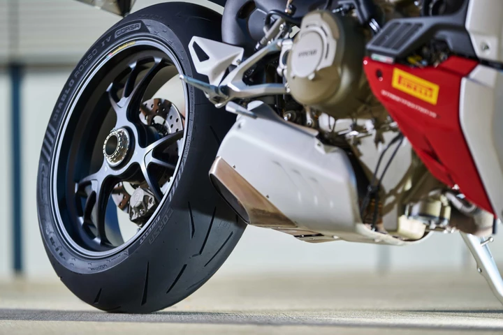 Pirelli presenta il nuovo Diablo Rosso IV Corsa