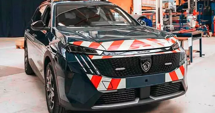 Peugeot 5008 ora indossa la divisa della Gendarmerie: scelta curiosa